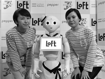 7月24日,在日本东京一家百货商场内,担任化妆品销售员的机器人pepper